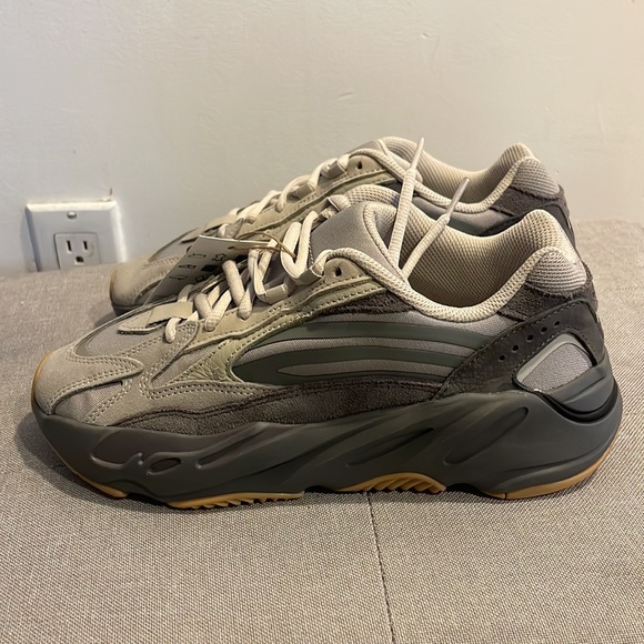 YEEZY Boost 700 V2 Tephra - Picture 3 of 10